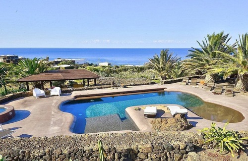 Pantelleria House | Villa Meriggio A: A characteristic and welcoming dammuso with the fascination of the typical and ancient houses of the island.