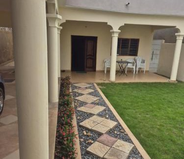 Agbodrafo House | Villa meublée avec parking privé et jardin Lomé Djagblé