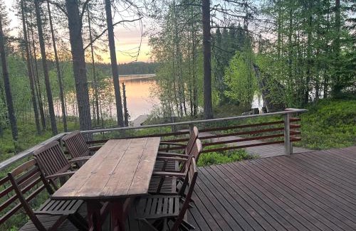 Syote Villa | Villa Miilu Iso-Syöte hirsimökki järven rannalla