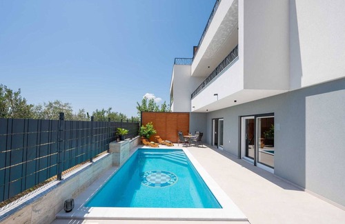 Kastel Sucurac Villa | Villa Mima II:Holiday oasis with hydromassage pool