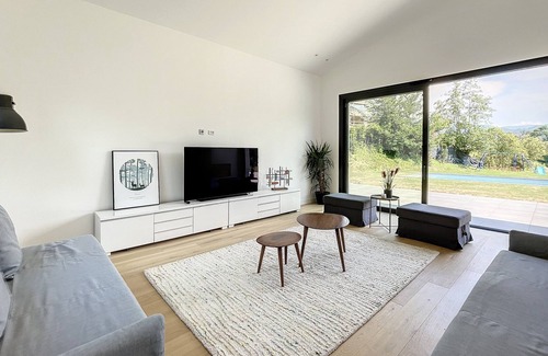 Irun Villa | Villa Moderna en el Golf de San Sebastian con Vistas a las Montañas