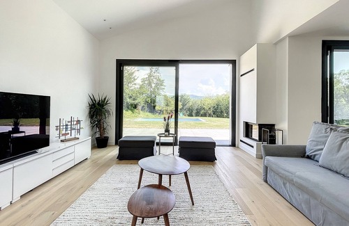 Irun Villa | Villa Moderna en el Golf de San Sebastian con Vistas a las Montañas