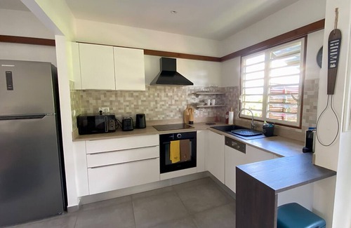 Baie-Mahault Villa | Villa Moderne Dans un Jardin Tropical, Havre de Paix, Emplacement Central