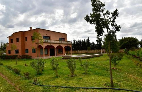 Jaqma House | Villa Moderne dans la Ferme "Belkheir" avec Piscine, Chevaux et Aire de Jeux pour Enfants