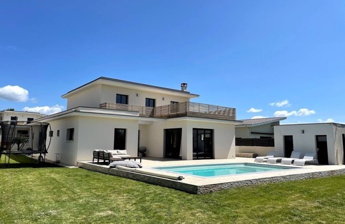 Montarnaud House | Villa Moderne de 217m2 Entièrement Climatisée, 10 Couchages, Piscine