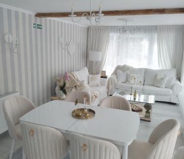 Lupeni Apartment | Villa Monica