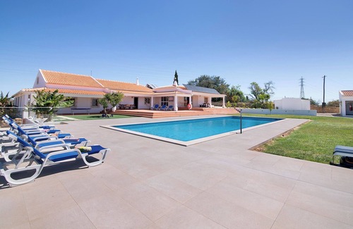 Mem Moniz House | Villa 'Monte Do Pataco' with Private Pool, Private Terrace and Wi-Fi