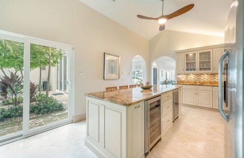 South Sound House | Villa Mora: Luxe Beachfront Villa w/Backyard Snorkeling, Pool, Spa + Outdoor Kitchen
