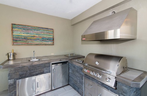 South Sound House | Villa Mora: Luxe Beachfront Villa w/Backyard Snorkeling, Pool, Spa + Outdoor Kitchen
