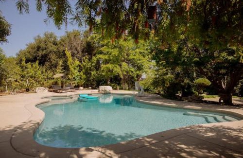 Los Angeles House | Villa Mountain Getaway with a Pool Hot Tub 5 Beds
