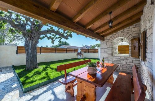 Vosteni Villa | Villa Natale with Private Pool and Garden