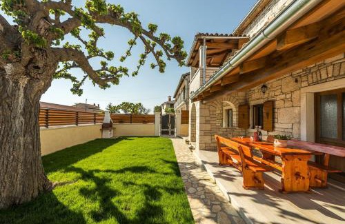 Vosteni Villa | Villa Natale with Private Pool and Garden