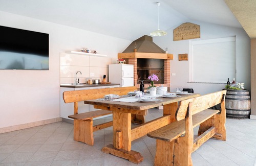 Kapelica House | Villa Natalli– 50 m2 Pool, Jacuzzi and large garden