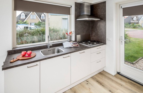 Julianadorp aan zee Villa | Villa near Dutch Beach with Garden Terrace