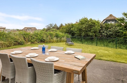 Julianadorp aan zee Villa | Villa near Dutch Beach with Garden Terrace