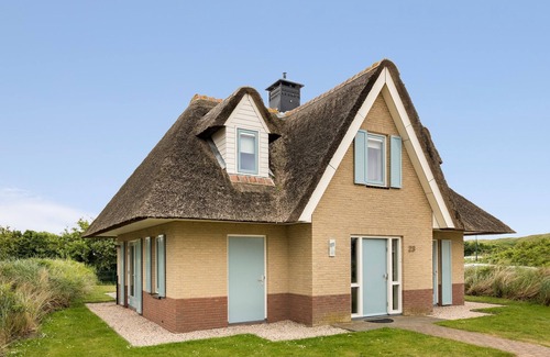 Julianadorp aan zee Villa | Villa near Dutch Beach with Garden Terrace