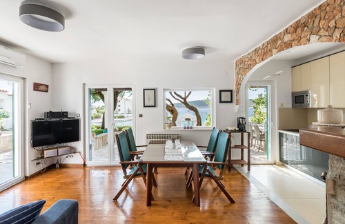 Dvornica House | Villa near Trogir - private beach, bbq, parking, turqouise sea, boat rental :)