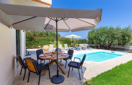 Old Hersonissos Villa | Villa Nefeli Green by Villa Plus