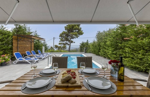Omis Villa | Villa Nike family house, in the natural environment on the hill with sea view