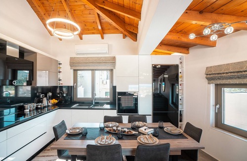 Fanai Villa | Villa 'Nikolaos 2' with Sea View, Wi-Fi and Air Conditioning