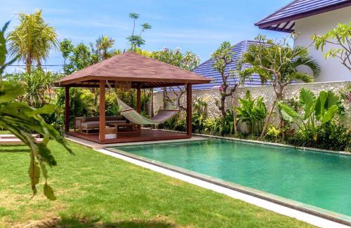 Batu Bolong Villa | Villa Nonnavana - 12-minute walk to Batu Bolong Beach
