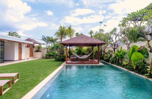 Batu Bolong Villa | Villa Nonnavana - 12-minute walk to Batu Bolong Beach