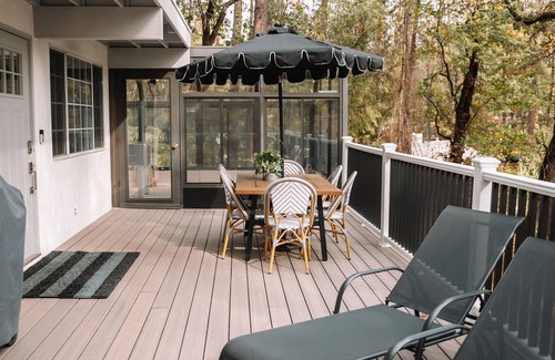 Lakehead-Lakeshore House | Villa Nosoni-Nestled between trees near Lake Shasta.