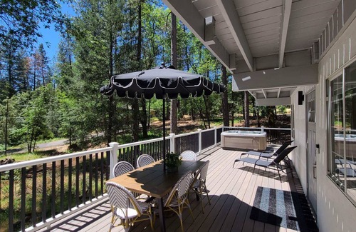 Lakehead-Lakeshore House | Villa Nosoni-Nestled between trees near Lake Shasta.