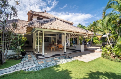 North Legian Villa | Villa NyumpenenStunning 4BR 1600M2 Garden Oasis