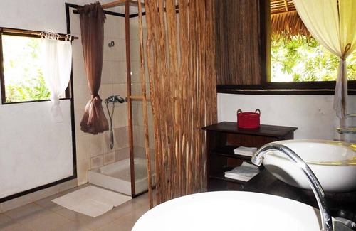 Nosy Boraha Villa | Villa Oeonellia, feet in the water with swimming pool