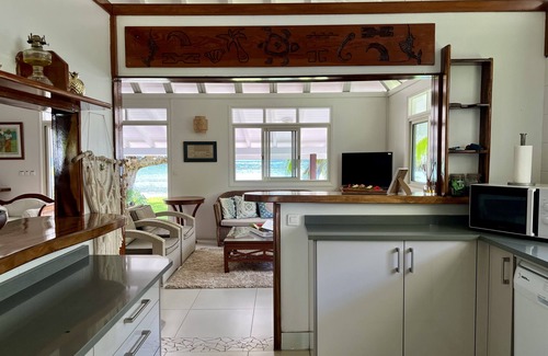 Cook's Bay Villa | Villa Ohana - Polynesian Villa w Private Beach