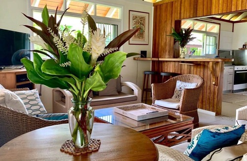 Cook's Bay Villa | Villa Ohana - Polynesian Villa w Private Beach