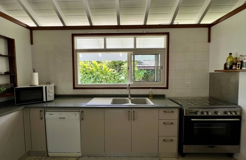 Cook's Bay Villa | Villa Ohana - Polynesian Villa w Private Beach