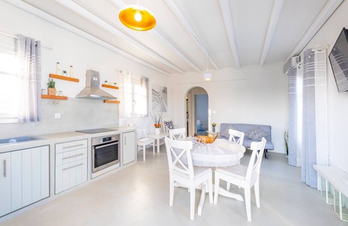 Piso Livadi House | Villa Olena: 2 villas 10pax 2 pools+outdoor Jacuzzi Punda Beach Paros