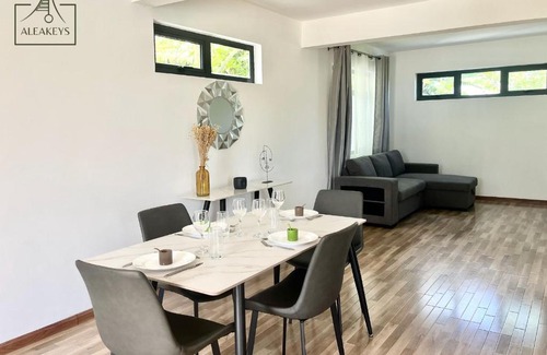 Midlands Villa | Villa Olive - Piscine, 5 min des plages, climatisation, WIFI