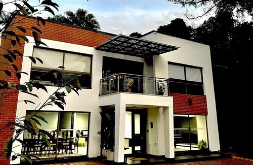 El Poblado Villa | VILLA OLYMPUS 11min➡️ Lleras🏛️ Visitor & Family Friendly Estate 🔥 Driver 🚗 AC
