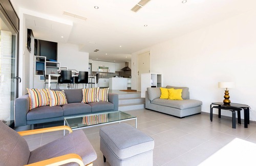 Almadraba-Canyelles House | Villa on Almadrava beach, Roses. Private parking, 200m beach, 3 bedrooms, equipped kitchen, terrace, Wi-Fi, air conditioning. Book now for an unforgettable holiday on the Costa Brava!