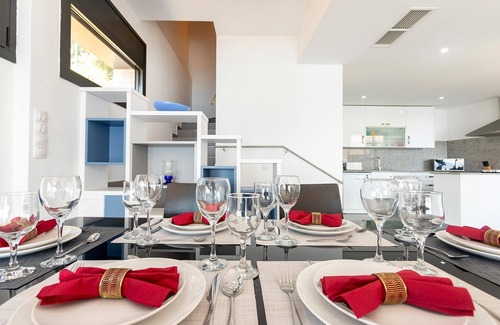 Almadraba-Canyelles House | Villa on Almadrava beach, Roses. Private parking, 200m beach, 3 bedrooms, equipped kitchen, terrace, Wi-Fi, air conditioning. Book now for an unforgettable holiday on the Costa Brava!