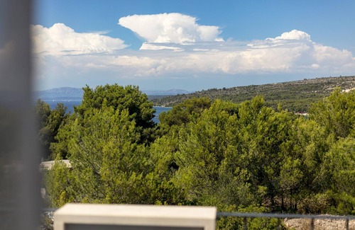 Cove Makarac (Milna) Villa | Villa on Brac Island near Beach & Pool