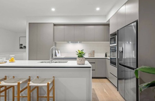 Newport Apartment | "Villa on Newport Lake" - Newport Q 4020