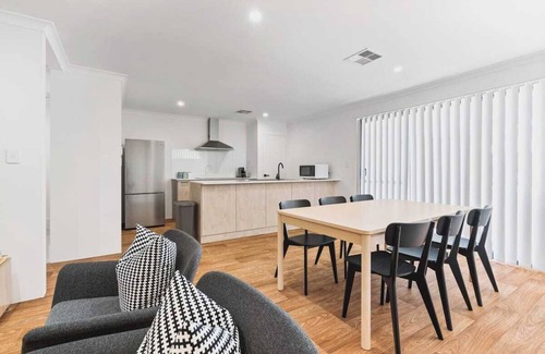 Quindalup House | Villa on Valcross - quiet street, walk to town