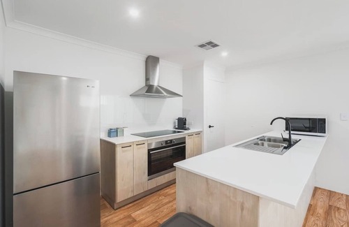 Quindalup House | Villa on Valcross - quiet street, walk to town