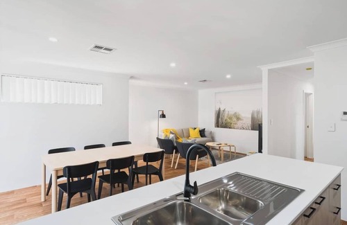 Quindalup House | Villa on Valcross - quiet street, walk to town