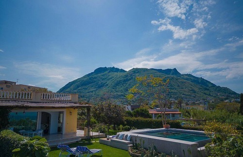 Forio House | Villa Opalina: A bright and sunny townhouse which faces the sun and the sea, with Free WI-FI.