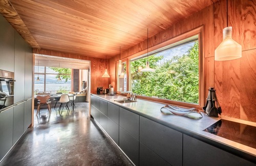 Thonon-les-Bains Villa | Villa 'Otoctone Bord Du Lac Léman' with Lake View, Wi-Fi and Air Conditioning