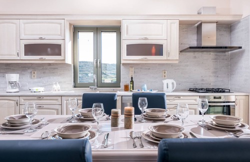 Kamilari Villa | Villa Ovgoro, 3-level building with swimming pool and floor heating.