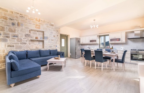 Kamilari Villa | Villa Ovgoro, 3-level building with swimming pool and floor heating.