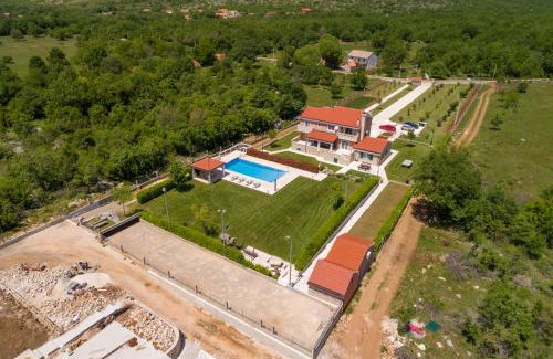 Dicmo Villa | Villa Pacis