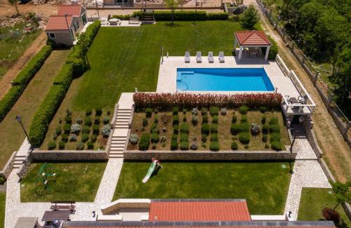 Dicmo Villa | Villa Pacis