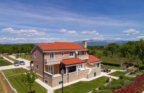 Dicmo Villa | Villa Pacis